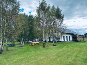 a building with a picnic table in a field at Harmony House - Appartement Blue in Kołczewo