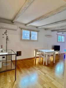 TV a/nebo společenská místnost v ubytování Legrenzi Rooms
