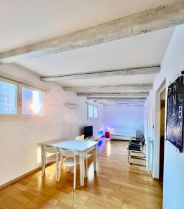 TV a/nebo společenská místnost v ubytování Legrenzi Rooms + 37 fotografií