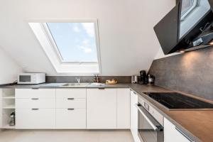 a kitchen with a sink and a window at Ferienwohnung "Ruhe und Weitblick" Perfekte Anbindung in Illingen