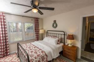 Ένα ή περισσότερα κρεβάτια σε δωμάτιο στο Cozy Movie Room and King Size Bed
