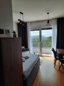 سرير أو أسرّة في غرفة في Apartman Pogled Divcibare