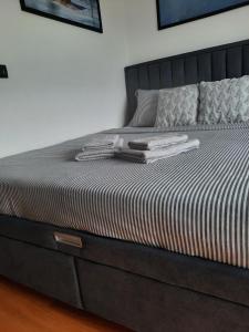 سرير أو أسرّة في غرفة في Apartman Pogled Divcibare