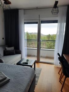 سرير أو أسرّة في غرفة في Apartman Pogled Divcibare