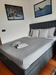 سرير أو أسرّة في غرفة في Apartman Pogled Divcibare