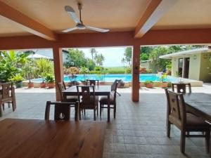 a dining room with a table and chairs and a pool at Casa Canadiense in Chacarita