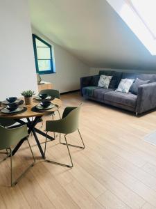 a living room with a table and a couch at Harmony House -Appartement Green in Kołczewo