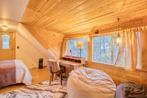 una camera da letto con un letto e una scrivania in una stanza di Ray's Dear Cottage a Wrightwood