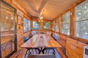 una sala conferenze con tavolo e sedie in legno di Ray's Dear Cottage a Wrightwood