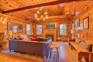 un soggiorno con divano e camino di Ray's Dear Cottage a Wrightwood