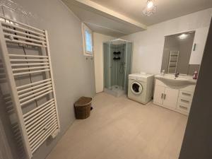 Koupelna v ubytování Cosy Appartement Sainte Anastasie + 9 fotografií