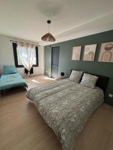 Postel nebo postele na pokoji v ubytování Cosy Appartement Sainte Anastasie