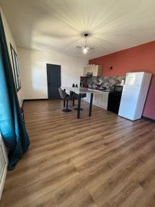 Kuchyň nebo kuchyňský kout v ubytování Cosy Appartement Sainte Anastasie