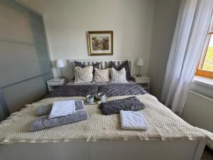 Postel nebo postele na pokoji v ubytování Glanz und Gloria Weingartenapartment an der Kellerstraße, viele Buschenschänke, sehr ruhige Lage, herrliche Aussicht!