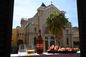 einen Tisch mit einer Flasche Bier und einem Teller Essen in der Unterkunft La finestra sul Campanile Luxury Suite & Loft in Bari