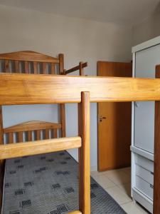 un tavolo di legno con due sedie e un armadio di Apto versátio trabalho e lazer a Cuiabá