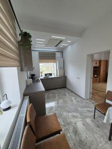 Una habitación con cocina y sala de estar. en Paul's Houses, en Ocna-Mureşului