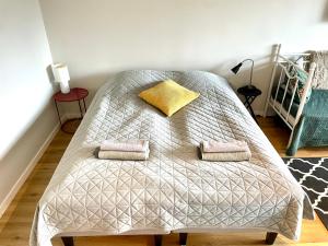a bed with two pillows on it in a room at Kiva majoitus 1-4hlö, 500m keskustaan, parkkipaikka in Oulu