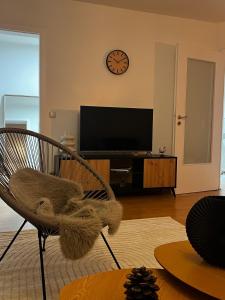 TV a/nebo společenská místnost v ubytování Cozy Sunny Flat in Quiet Spot