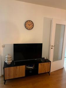 TV a/nebo společenská místnost v ubytování Cozy Sunny Flat in Quiet Spot