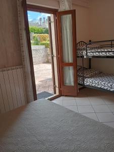 Habitación con puerta que da a un dormitorio con literas. en Casa Vacanze L'Agrifoglio, en Castel di Sangro