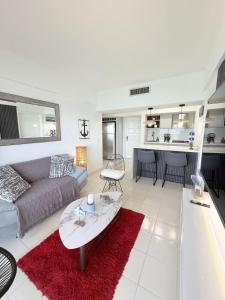 ein Wohnzimmer mit Sofa und Tisch in der Unterkunft Apto Playa Lido, DH, 2B, de Lux in Puerto La Cruz