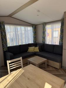 una sala de estar con un sofá y una mesa en Siblu Villages, en Lauwersoog