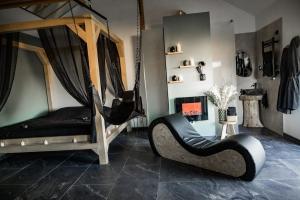 a room with two bunk beds and a chair at Love-Room BreakyWell in Rémelfang