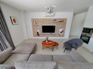 TV a/nebo společenská místnost v ubytování Luxury Villa Sheley with private heated pool-Split