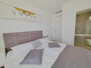 Postel nebo postele na pokoji v ubytování Luxury Villa Sheley with private heated pool-Split