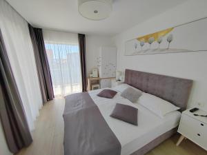 Postel nebo postele na pokoji v ubytování Luxury Villa Sheley with private heated pool-Split