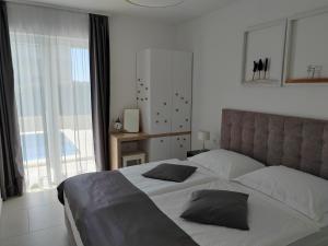 Postel nebo postele na pokoji v ubytování Luxury Villa Sheley with private heated pool-Split
