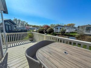 Imagen de la galería de Stunning Caravan With Decking, Nearby Hunstanton Beach Ref 23232K, en Hunstanton 18 fotos más