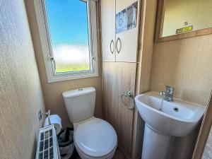 un piccolo bagno con servizi igienici e lavandino di Lovely 8 Berth Caravan At Manor Park, Near Hunstanton Beach Ref 23039S a Hunstanton Altre 10 foto