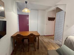 Et tv og/eller underholdning på Appartement 2-4 personnes avec 1 chambre - Résidence les 100 lacs à Cauterets avec balcon et piscine chauffée