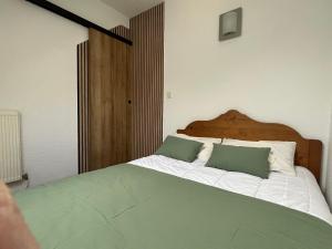 En eller flere senge i et værelse på Appartement 2-4 personnes avec 1 chambre - Résidence les 100 lacs à Cauterets avec balcon et piscine chauffée + 8 billeder