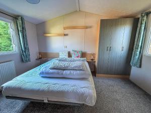Un dormitorio con una cama grande con sábanas azules. en Great 6 Berth Caravan With Decking At Manor Park In Hunstanton Ref 23017B, en Hunstanton 11 fotos más