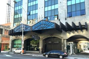 un edificio con dos coches estacionados frente a él en Hotel Atlantico Star, en Río de Janeiro