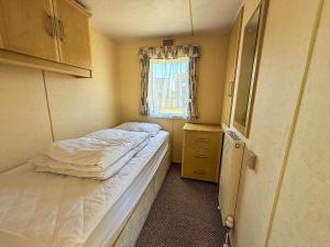 Ένα ή περισσότερα κρεβάτια σε δωμάτιο στο Wheelchair Friendly Caravan For Hire Norfolk Near The Beach Ref 13016L