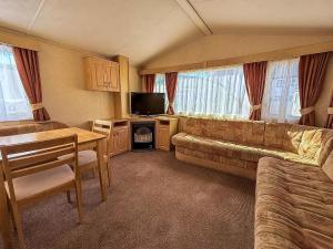Posezení v ubytování 6 Berth Pet Friendly Static Caravan By Hunstanton Beach Ref 13011L