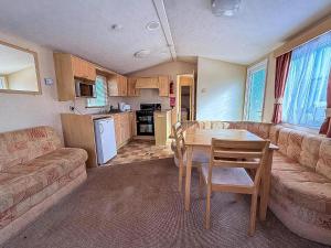 Kuchyň nebo kuchyňský kout v ubytování 6 Berth Pet Friendly Static Caravan By Hunstanton Beach Ref 13011L