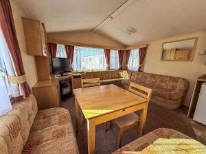 Posezení v ubytování 6 Berth Pet Friendly Static Caravan By Hunstanton Beach Ref 13011L