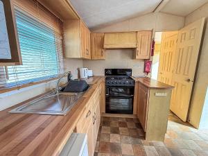 Kuchyň nebo kuchyňský kout v ubytování 6 Berth Pet Friendly Static Caravan By Hunstanton Beach Ref 13011L