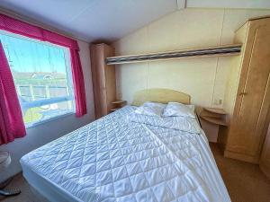 Postel nebo postele na pokoji v ubytování 6 Berth Pet Friendly Static Caravan By Hunstanton Beach Ref 13011L