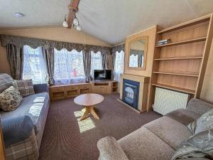 Χώρος καθιστικού στο 4 Berth Nearby Hunstanton Beach In Norfolk Ref 13018L