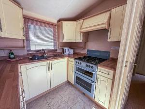 Η κουζίνα ή μικρή κουζίνα στο 4 Berth Nearby Hunstanton Beach In Norfolk Ref 13018L +10 φωτογραφίες