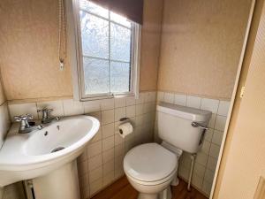 Ένα μπάνιο στο 6 Berth Dog Friendly Caravan In Hunstanton, Minutes From The Beach Ref 13013L +12 φωτογραφίες