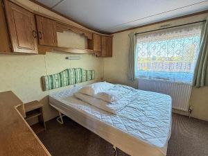 Ένα ή περισσότερα κρεβάτια σε δωμάτιο στο 6 Berth Caravan By The Beach In Hunstanton In Norfolk, Pets Welcome Ref 13009L