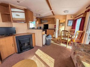 Kuchyň nebo kuchyňský kout v ubytování Superb Dog Friendly Caravan With Decking In Hunstanton In Norfolk Ref 13010L