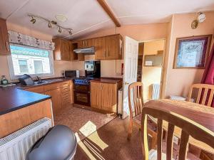 Kuchyň nebo kuchyňský kout v ubytování Superb Dog Friendly Caravan With Decking In Hunstanton In Norfolk Ref 13010L